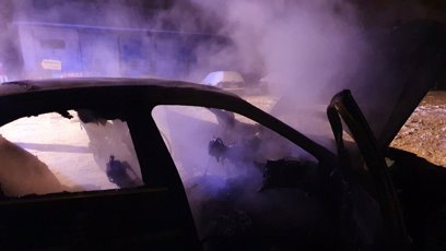 FOTO: Driftování na Pardubicku mělo pro řidiče BMW nebezpečný konec. Motor totiž začal hořet a z vozidla nenechal skoro nic. Automobil byl celý v plamenech už při příjezdu hasičů. K nehodě došlo 8. února večer.