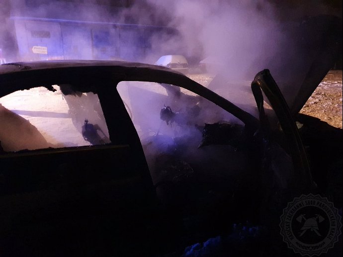 FOTO: Driftování na Pardubicku mělo pro řidiče BMW nebezpečný konec. Motor totiž začal hořet a z vozidla nenechal skoro nic. Automobil byl celý v plamenech už při příjezdu hasičů. K nehodě došlo 8. února večer. – stránka 399