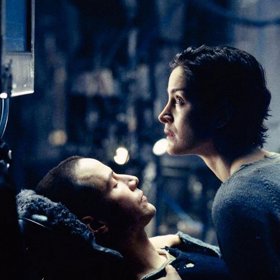 Scénu v kanceláři firmy MetaCortex, kdy Neo (Keanu Reeves) telefonuje s Morpheem (Laurence Fishburne) a málem vypadne z okna, natočil Reeves bez dabléra. Okno bylo skutečně ve výšce 34 pater.