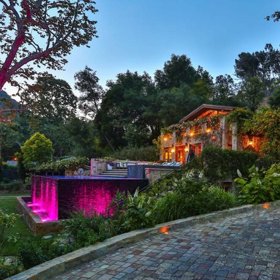 Večerní pohled na dům je okouzlující.