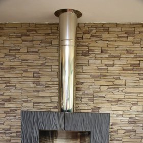 S rodinou si modelka užívá teplo u krbu.