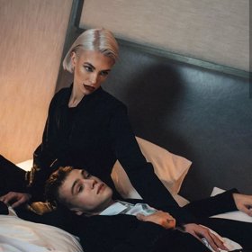 Mikolas je spokojený s touto kráskou.