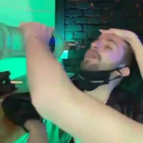 Na údajné ilegální party tekl alkohol proudem.