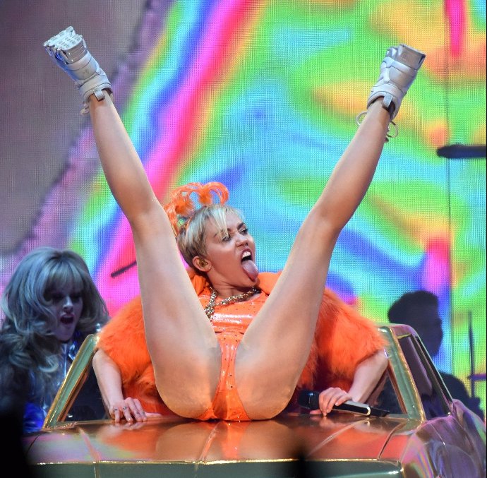 Foto k tématu Miley Cyrus – stránka 193