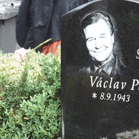 Hrob Václava Postráneckého vypadá nádherně.