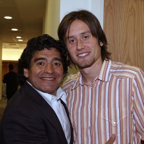 Diego Maradona a Tomáš Rosický na archivním snímku.