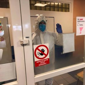 V pracovním oděvu to Hřibovi sluší.