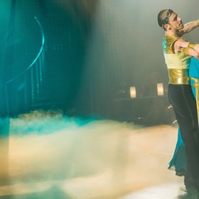 Na ulici se rozhlížel po lidech i autech, zda ho někdo nesleduje.