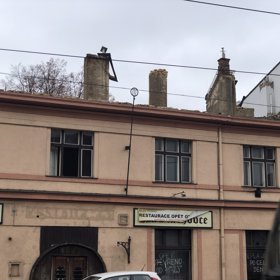 Na dům bez střechy je smutný pohled.