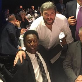 Alexandr Ovečkin a hvězda světové kopané Pelé. Na slavné si čas udělá.