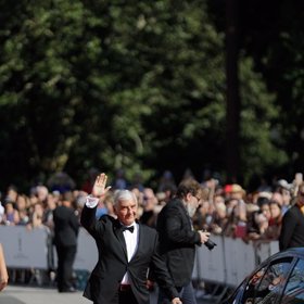 Miroslav Donutil horlivě mával fanouškům.