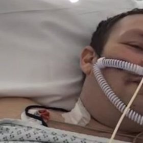 Lékaři navodili kóma a připojili ho na plicní ventilátor. Dávali mu maximálně 30% šanci na přežití.