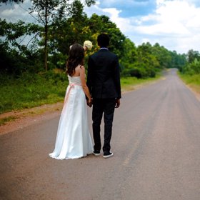 Svatebčané si mohou dát polibek bez roušky.