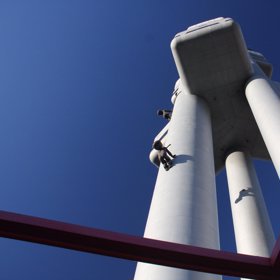 Miminka se po Žižkovském vysílači plazí už 20 let.