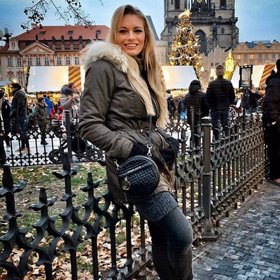 Moderátorka na pražském Staromáku.