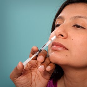 Vědci přišli s teorií, že lék Neumifil podáván jako nosní sprej může ochránit před koronavirem.