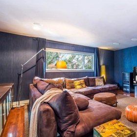 Jedna z obývacích místností působí jako relaxační.