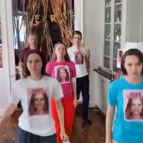 S rodinkou si nacvičila choreografii.