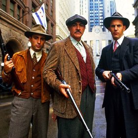 Ve snímku Neúplatní s Andy Garciou, Kevinem Costnerem a Charlesem Martinem Smithem.