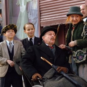 Stanislav Zindulka jako nevrlý senior, pan Fajst, v seriálu Bylo nás pět.