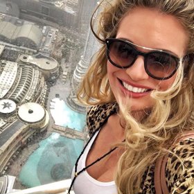 S mladším přítelem jí je dobře.