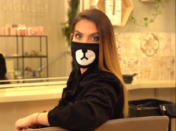 FOTO: Eva Decastelo pod rukama Honzy Kořínka. – stránka 392