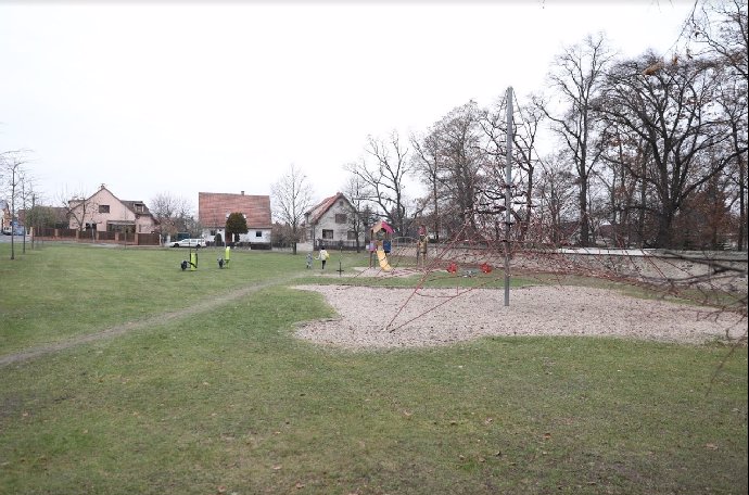 FOTO: Dětské hřiště před Genzerovým domem. – stránka 808
