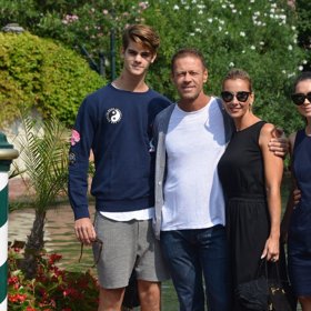 Rocco Siffredi s celou svou rodinou - manželkou Rosou Caracciolo a syny Leonardem a Lorenzem Tano.