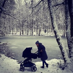 Vendula Pizingerová se synem ráda chodí na procházky.