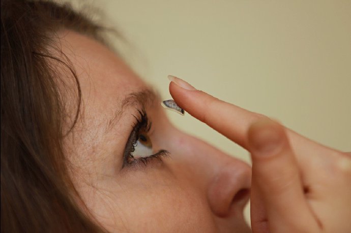 Foto k tématu kontaktní čočky – stránka 1