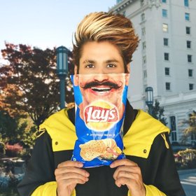 Ukázalo se, že ji polil vodou a video naštěstí nezobrazuje skutečné násilí.