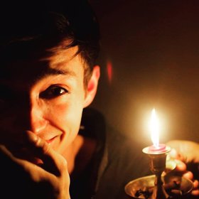 Mladý talent teprve vykukuje do světa showbyznysu.