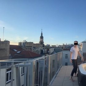 Náleží k němu střešní terasa nebo vířivka.