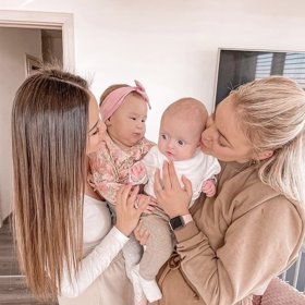 Monika Bagárová s dcerou Rumiou a Markéta Konvičková s Amálkou.