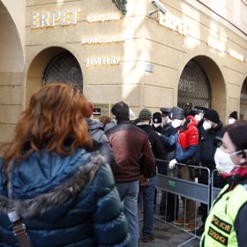 Někteří demonstranti přinesli i dělobuchy.