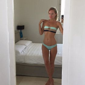 Hayley Roberts by si mohla otevřít obchod s bikinami.