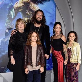 Jason s rodinkou na předpremiéře.