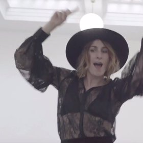 Klára Vytisková se v klipu objevila, protože má Ewičku ráda.