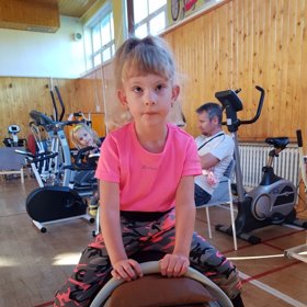 Peníze z náramků půjdou na rehabilitační pobyty a ortézky pro Leonku.