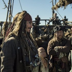 Aby se mohl Johnny Depp objevit ve filmu jako mladý kapitán Jack Sparrow, použil produkční tým jeho staré fotografie. O zbytek se postarala drahá počítačová grafika.