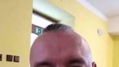 FOTO: Standa tvrdí, že bačkory dětem k nohám lepil z legrace.