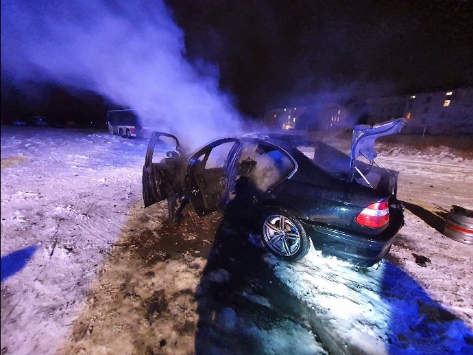 FOTO: Driftování na Pardubicku mělo pro řidiče BMW nebezpečný konec. Motor totiž začal hořet a z vozidla nenechal skoro nic. Automobil byl celý v plamenech už při příjezdu hasičů. K nehodě došlo 8. února večer. – stránka 394