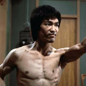 Bruce Lee ve svém posledním filmu. Drak přichází měl premiéru tři týdny po jeho smrti.