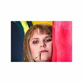 Stefanie Reinsperger jako holka s cigaretou.