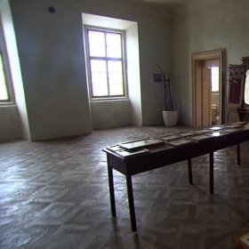 Někteří uprchlíci, však na zámku nechtějí být.