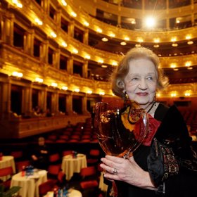 V roce 2015 dostala cenu Thálie za životní mistrovství.