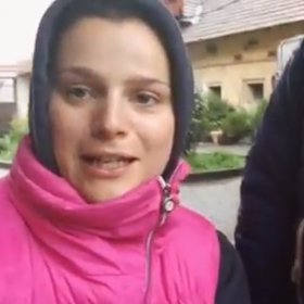 Ornella se synem Quentinem ve stáji u koní.