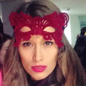 Michaela vypadala, že někde sehnala na poslední chvíli škrabošku, ale být mezi "strašidly" za smyslnou slečnu tajemnou může být taky hodně sexy, tak proč ne.