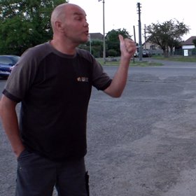 Davidovi vadí, jak se chová k dětem, a sprostě jí nadával.