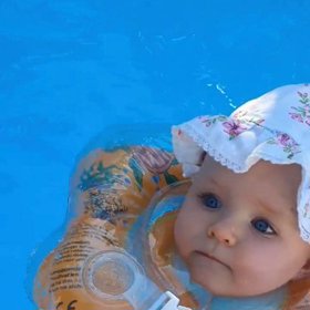 Pak si holky šly zařádit do vody.